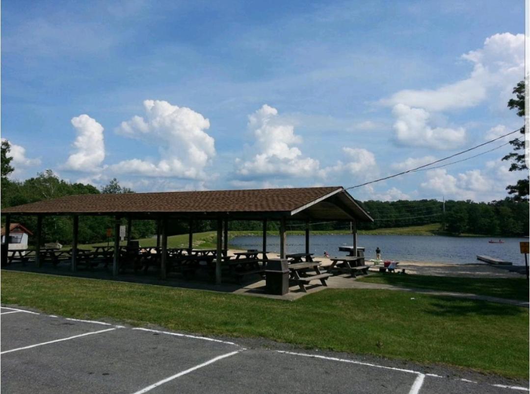 The Pocono'S Retreat With A Gameroom, Firepit, And Lake Бушкил Екстериор снимка